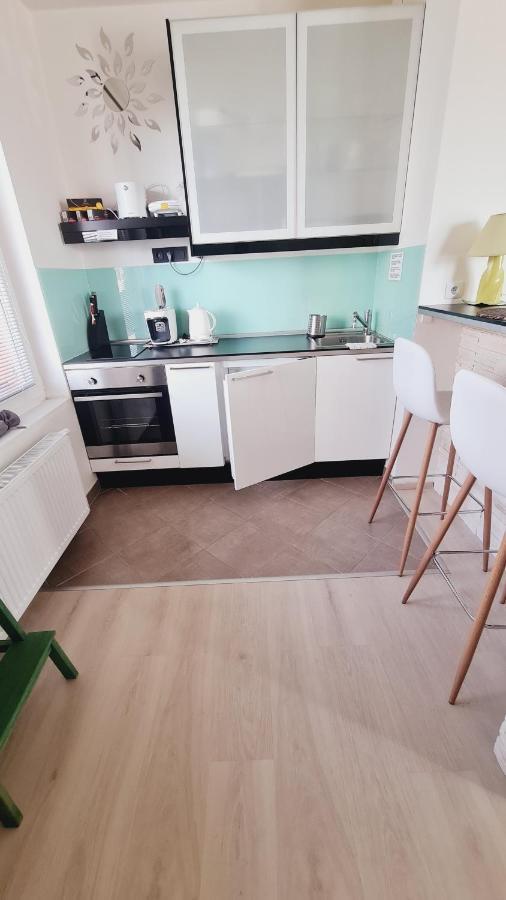 Bastien Studio Near Airport Praha Bagian luar foto