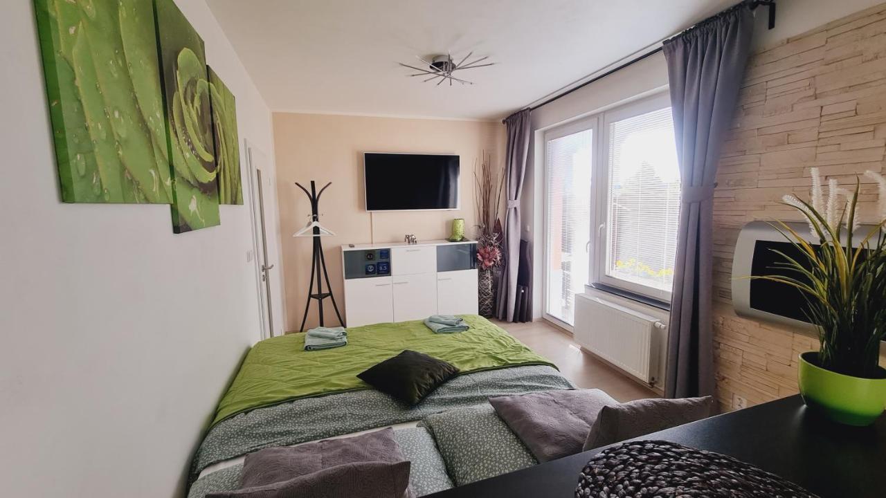 Bastien Studio Near Airport Praha Bagian luar foto