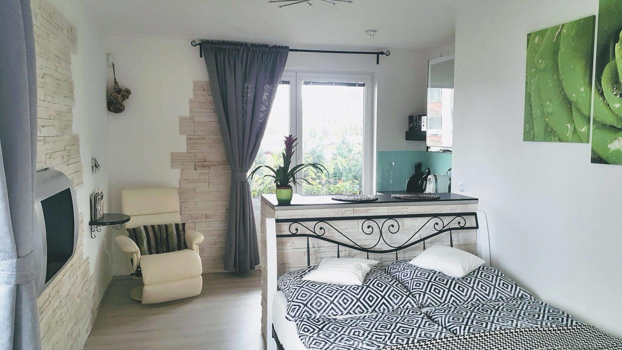 Bastien Studio Near Airport Praha Bagian luar foto