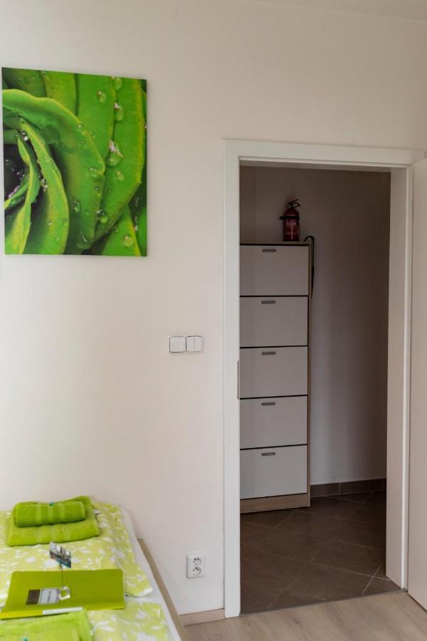 Bastien Studio Near Airport Praha Bagian luar foto